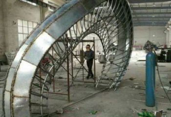 鏤空半圓門頭雕塑，不銹鋼結(jié)構(gòu)大門雕塑制作