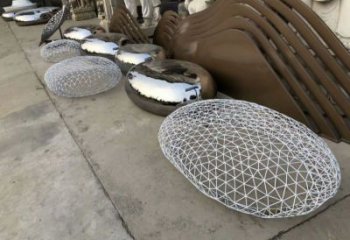 操場坐凳雕塑，鏤空景觀雕塑，噴砂制造