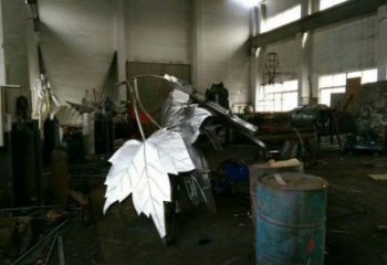 楓葉雕塑承接，城市裝飾，大型不銹鋼楓葉雕塑廠家