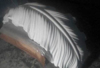 白山羽毛雕塑供應，花園小品，酒店玻璃鋼羽毛雕塑展品