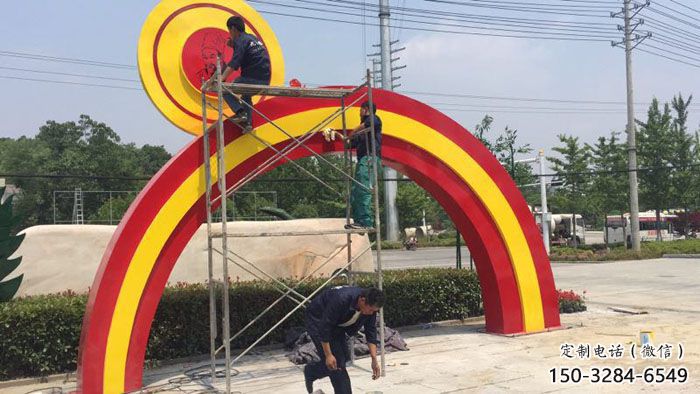 興安盟烤漆拱門雕塑，彩虹圖案設計，不銹鋼大門雕塑實景