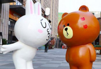 巴彥淖爾步行街布朗熊雕塑，玻璃鋼動(dòng)物雕塑，卡通方式