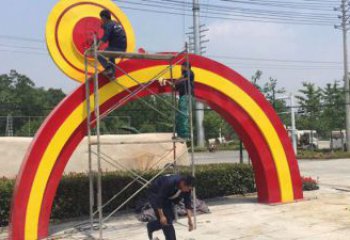 昭通烤漆拱門雕塑，彩虹圖案設計，不銹鋼大門雕塑實景